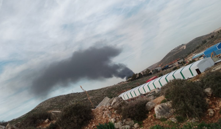 سحابة دخان كبيرة فوق منطقة النبطية