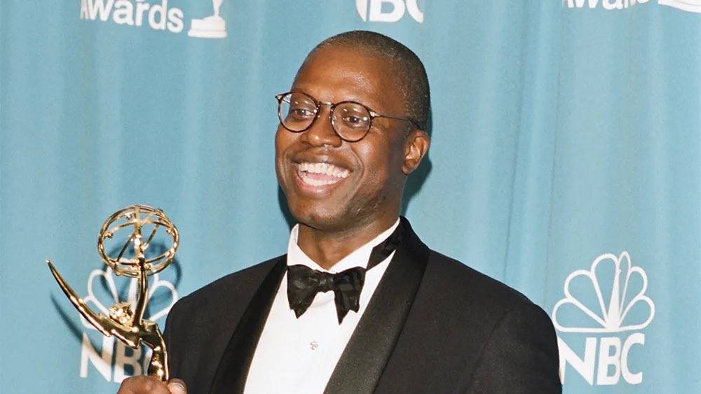 جمهور أندريه براغر في صدمة، هكذا فاجأهم رحيل نجم Brooklyn Nine-Nine عن عمر ٦١ عامًا