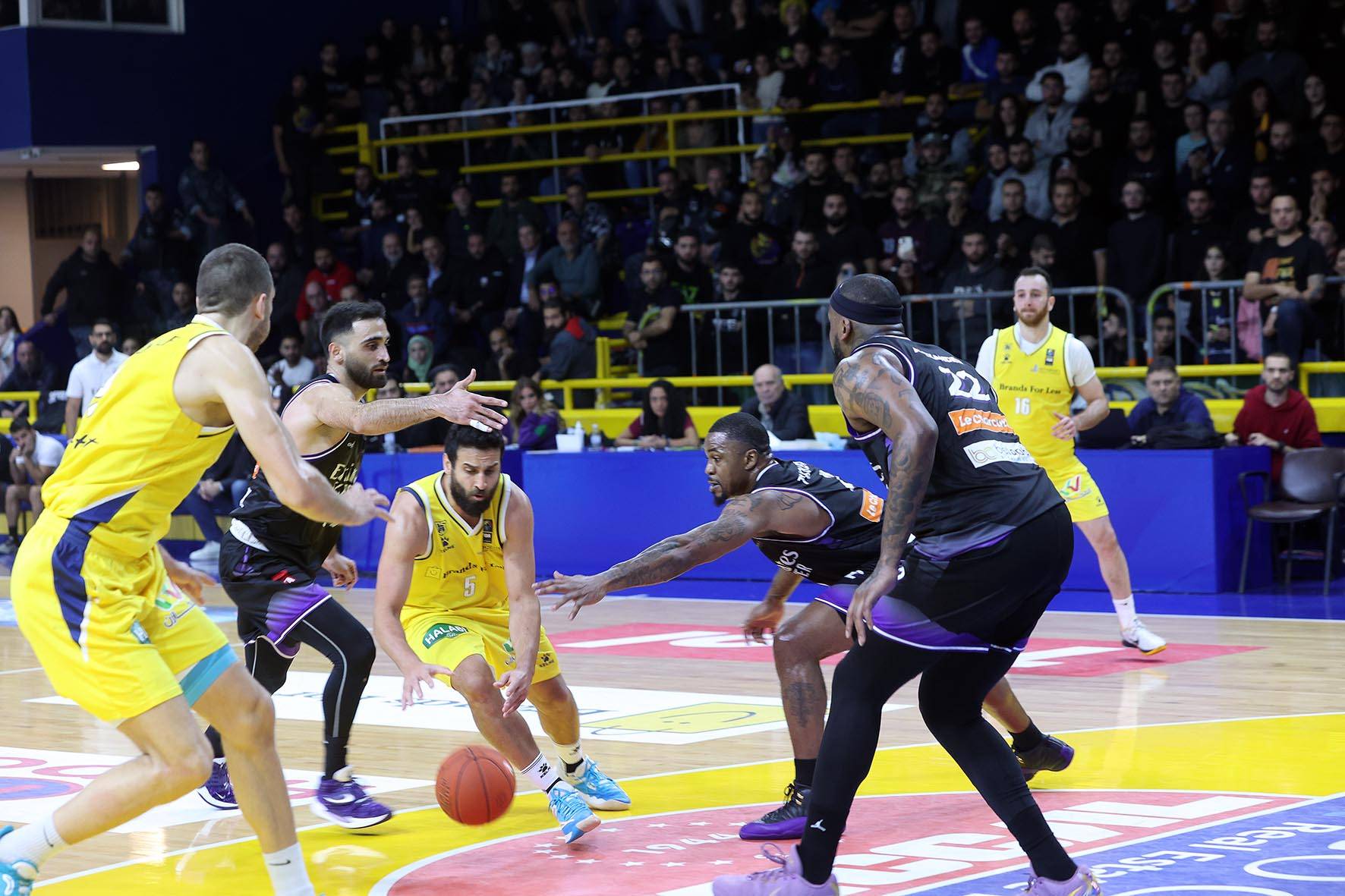 الرياضي يحسم قمته مع بيروت (81-79)