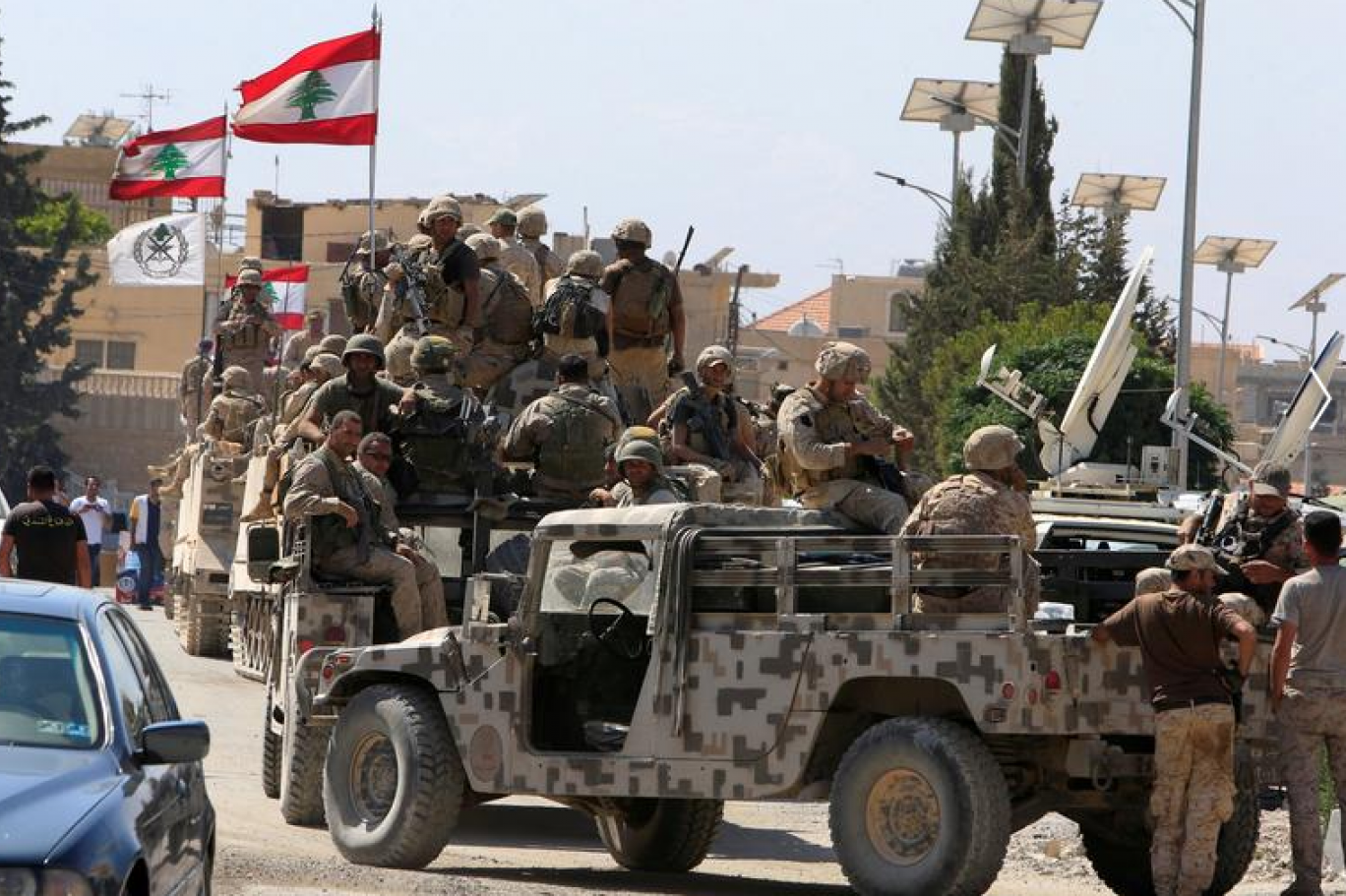 الجيش: توقيف 15 سورياً في عين الرمانة والنبعة
والدورة وبرج حمود لدخولهم خلسة إلى لبنان