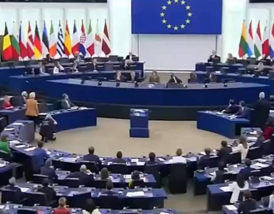 بالفيديو - كلب ينبح داخل البرلمان الأوروبي لحظة إنتهاء رئيسة المفوضية من خطابها