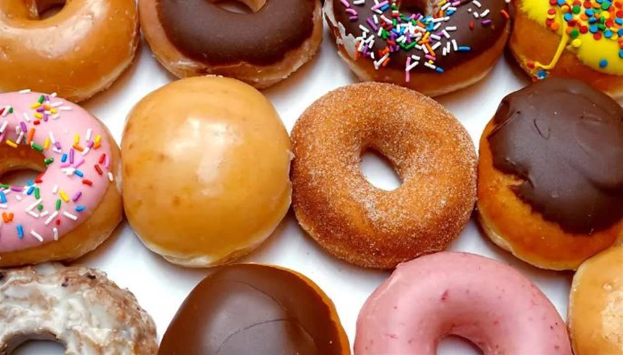 بالفيديو - شابة تسطو على شاحنة تنقل 10 آلاف قطعة "دوناتس"