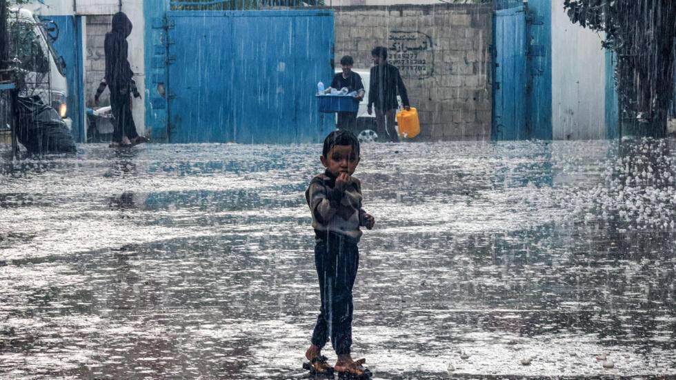 الأمراض تفتك بالنازحين في غزة والأمطار تضاعف معاناتهم