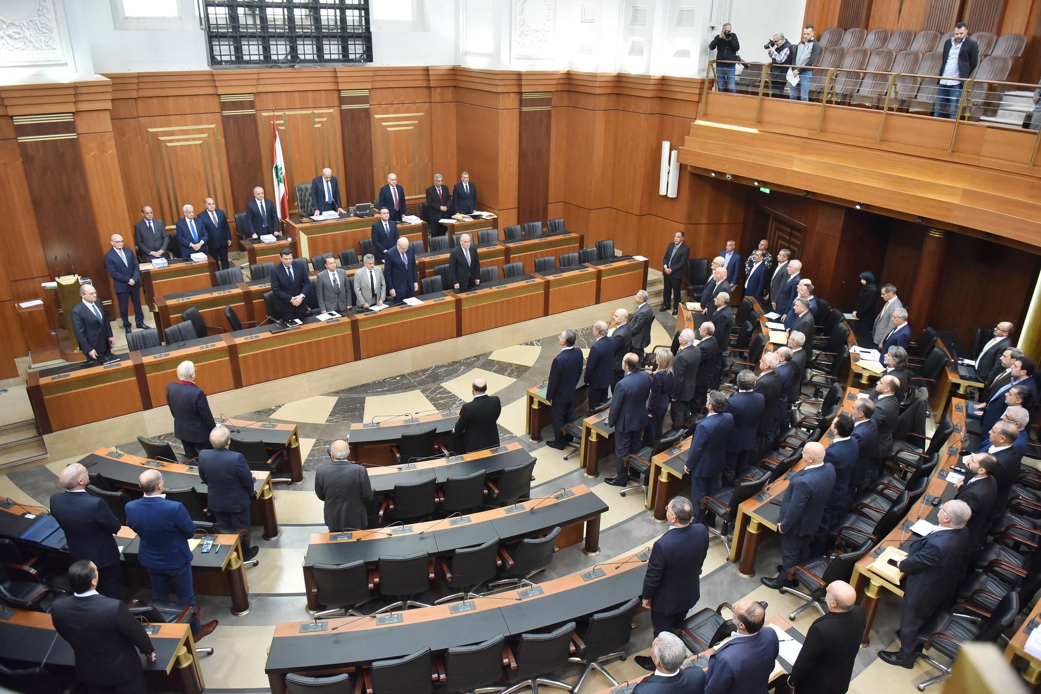 بري يضبط إيقاع يوم تشريعي بامتياز... وحسم خيار التمديد لعون ينتظر جلسة الحكومة اليوم
مُحاولات لدمج الإقتراحات... و«القوات» لا تؤيّد صيغة تعميمه على كافة الرتب
إقرار نظام التقاعد للمنتسبين الى الضمان... وإنشاء الصندوق السيادي للنفط