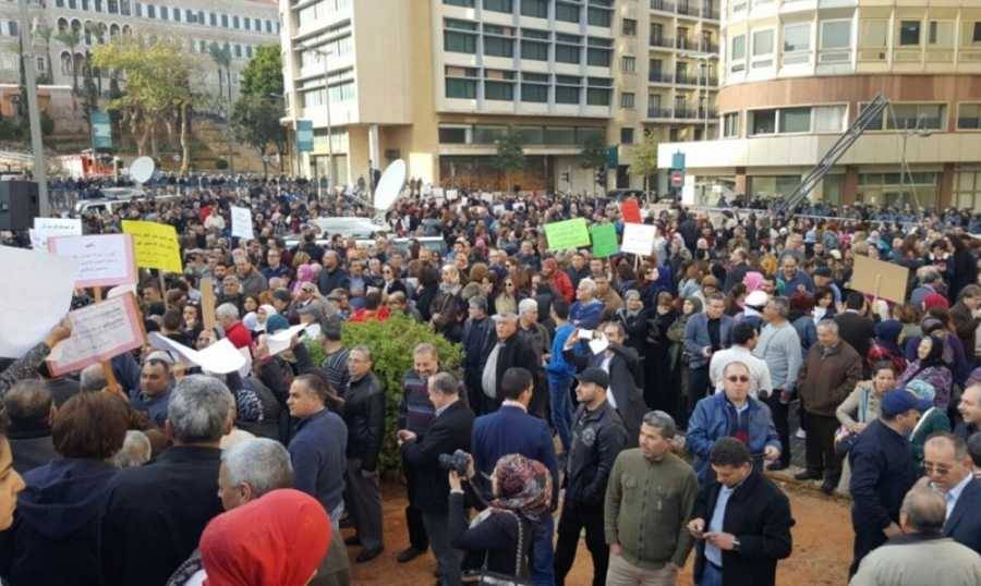 متقاعدو القطاع العام يهددون بالنزول الى الشارع والاعتصام