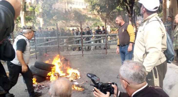 إعتصام للعسكريّين المتقاعدين... وقطع طرقات