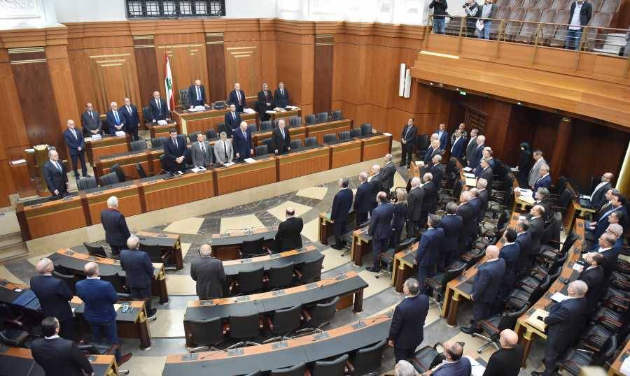 كيف طارت جلسة الحكومة وما هي أبعاد التمديد لقائد الجيش؟
مجلس النواب يمدد للعماد عون بتفاهم سياسي بعد إسقاط الحلّ الحكومي
بري يرعى سيناريو الحلّ: كلّ اللبنانيين مع الجيش ولا أحد يزايد على أحد