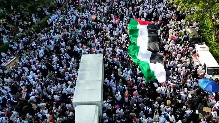 بالفيديو- مسيرات بمدن أوروبية وحشود في إندونيسيا مطالبةً بوقف العدوان على غزة