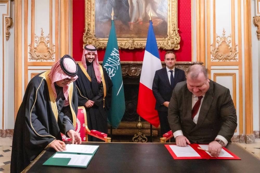 السعودية توقع اتفاقية تعاون عسكري مع فرنسا