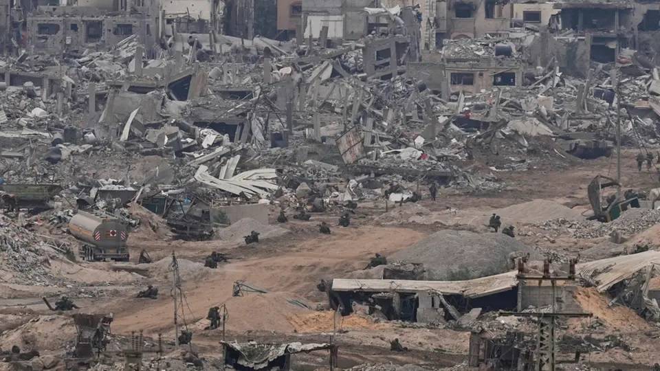 "إسرائيل" توسع هجومها البري وتقر بقصف معبر كرم أبو سالم