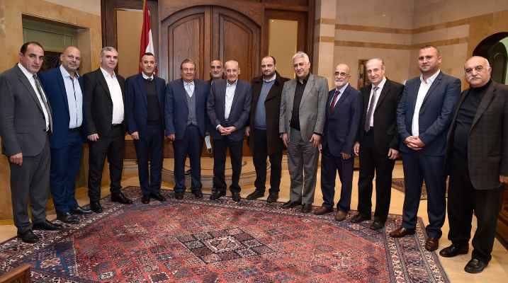 بري تسلّم إصدار المعجم النيابي اللبناني
والتقى وفد نقابة المعلمين شاكرين
