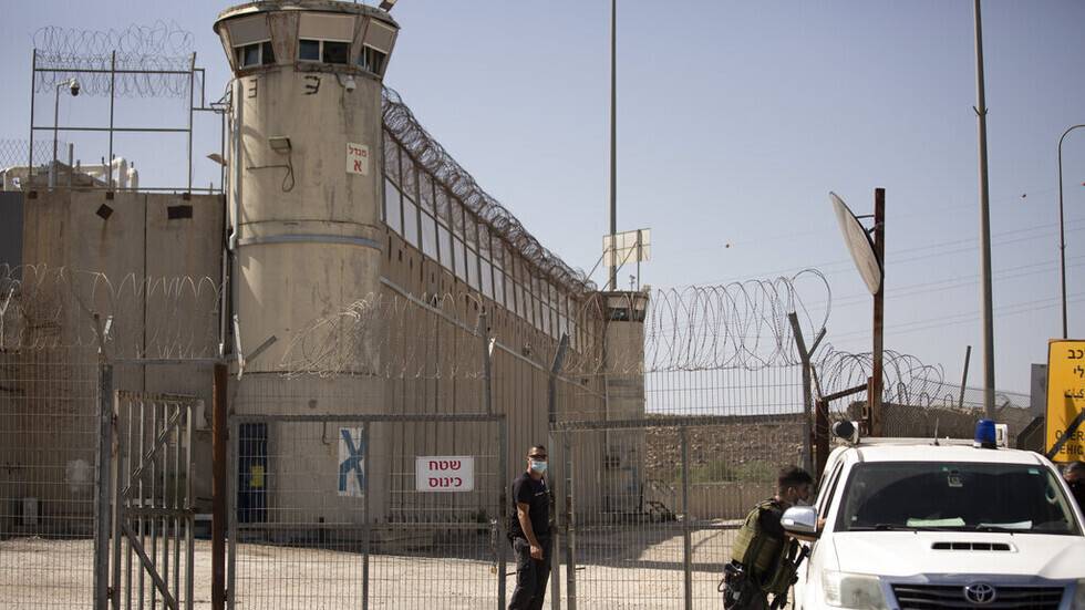 جريمة مروعة...  19 سجّانا "إسرائيليا" عذّبوا أسيرا فلسطينيا حتى الموت