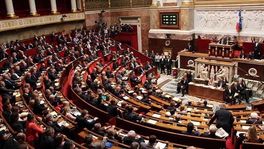 شروطه أثارت جدلاً... البرلمان الفرنسي يقر مشروع قانون الهجرة الجديد