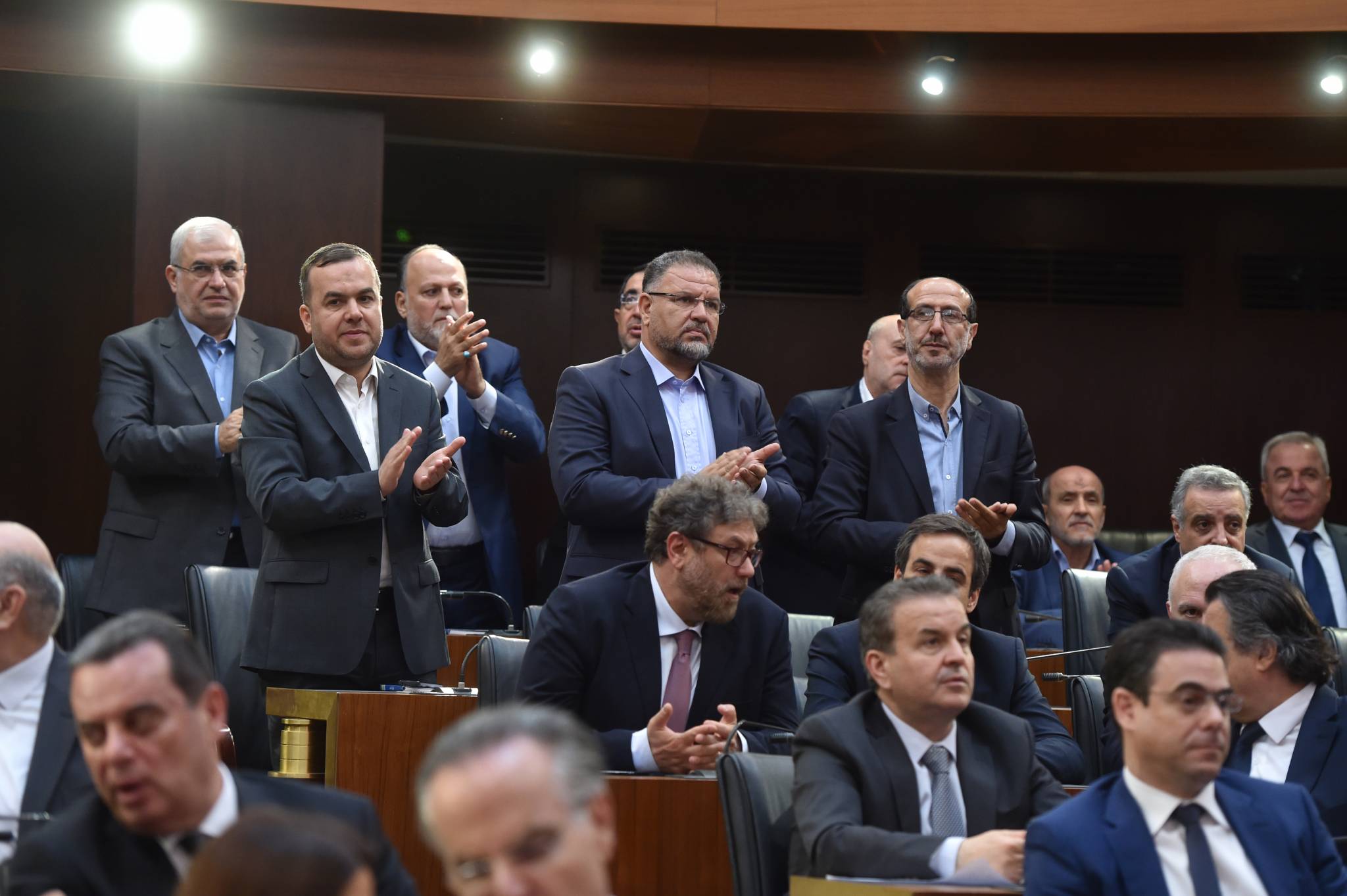 في كواليس جلسة التمديد... حزب الله يستمهل بري والأخير يحسمها: أنا مُلتزم وسأكمل!
بعد التمديد رئاسة الأركان على خط التعيينات ولو تأخّرت لما بعد الأعياد!