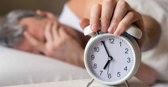التوتّر وصحتك: العلاقة بين قلة النوم والأمراض المزمنة!