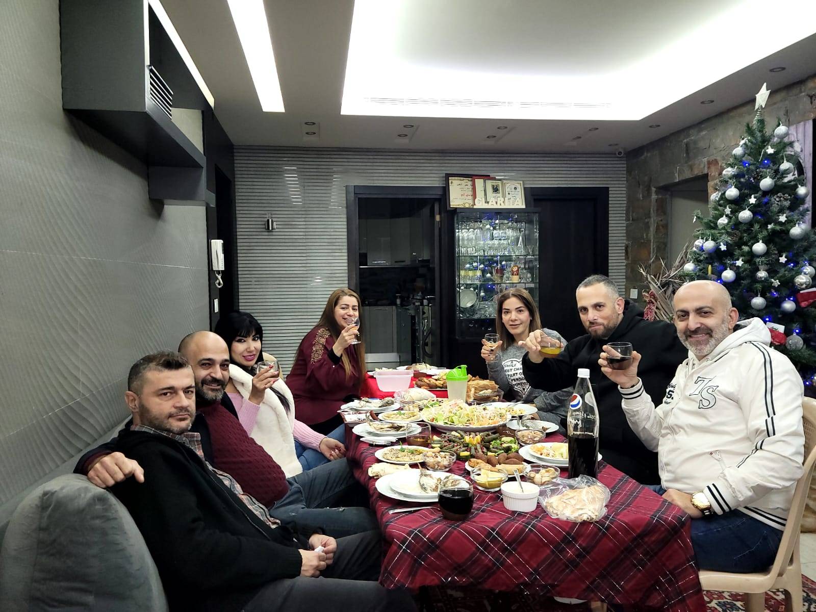 النجوم في دعوة على العشاء داخل منزل الفنان فادي الحاج