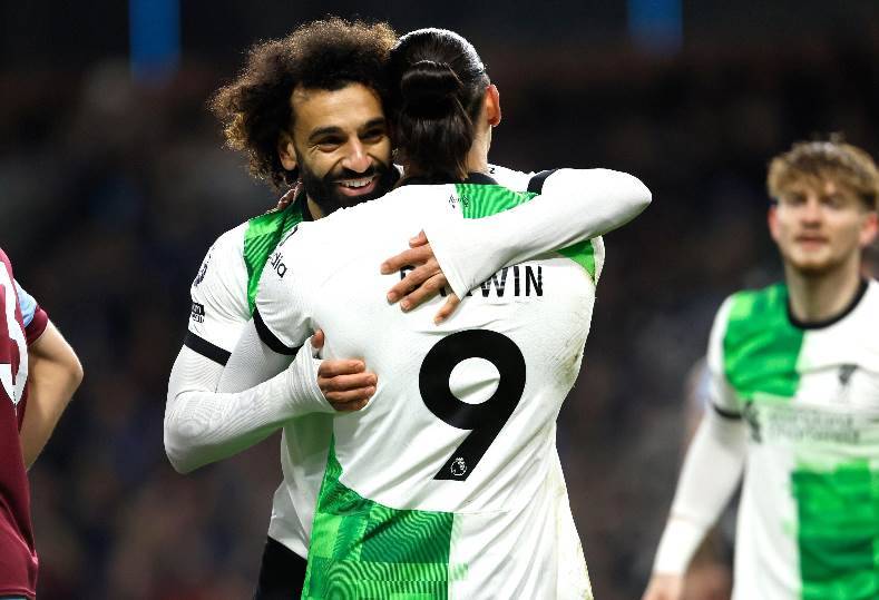 ليفربول يعتلي صدارة الدوري مؤقتا