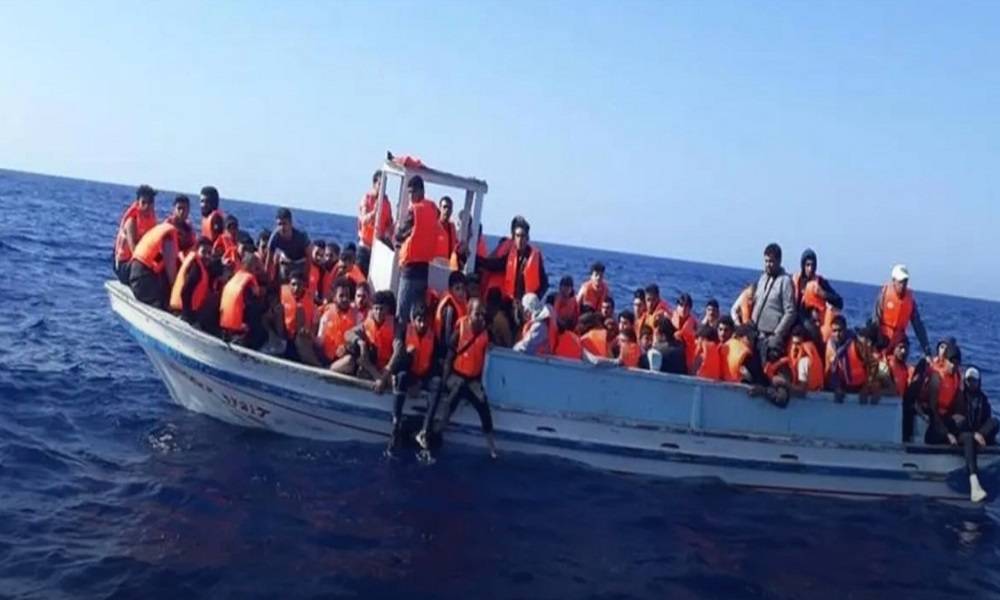 إنقاذ مركب على متنه 54 شخصاً قبالة شواطىء شمال لبنان