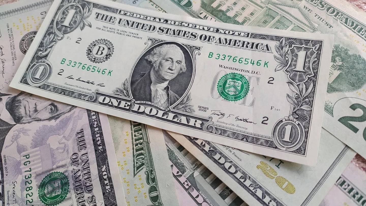 عطلة الأعياد تفاقم وهن الدولار
