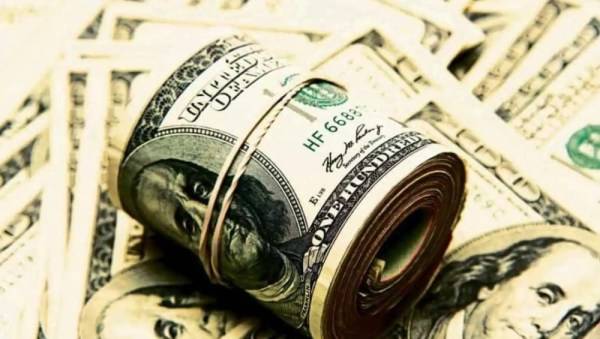 الدولار يقترب من أدنى مستوياته في 5 أشهر