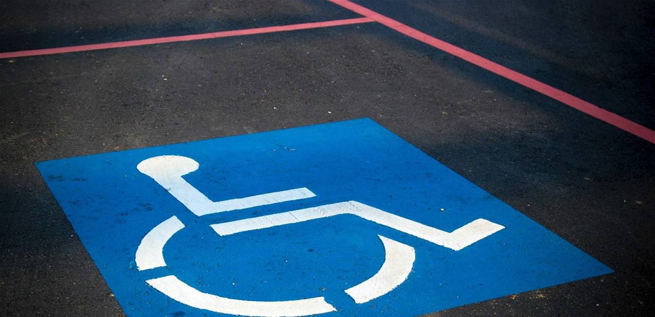 ابن شخصية مهمة يسيء إلى سيدة مُقعدة.. لن تصدقوا ما فعله!
