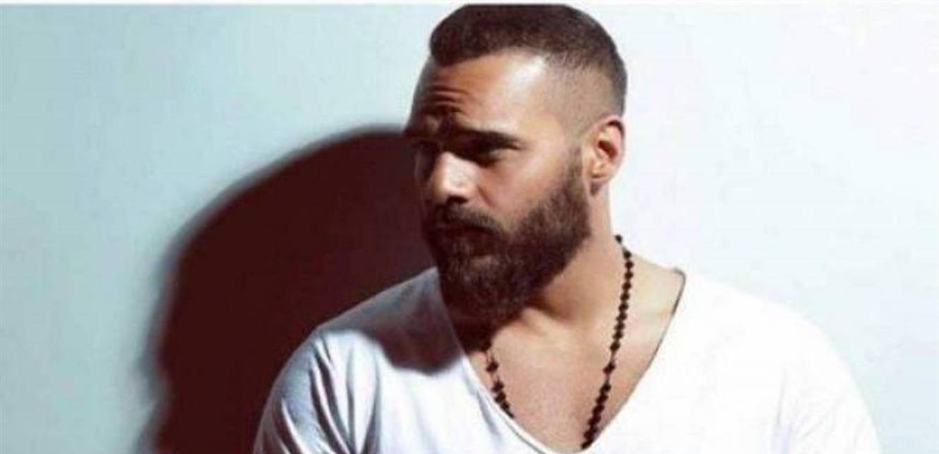 فنان لبناني يتفاجأ بمعجب على المسرح.. ما قام به غير متوقع