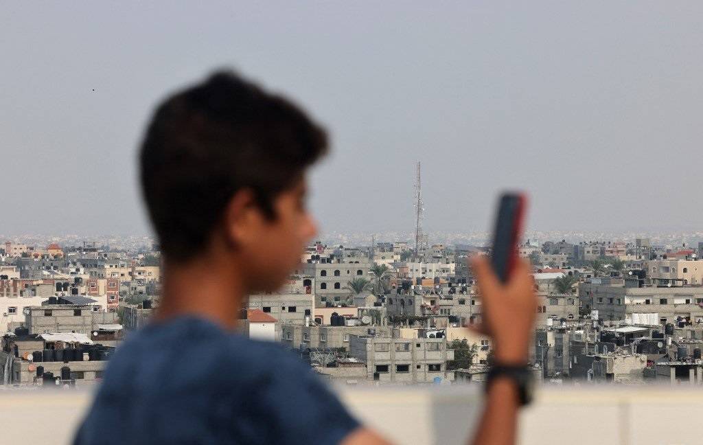 الـ"إي سيم"... شرائح الهاتف الإلكترونية وسيلة ربط غزة بالعالم