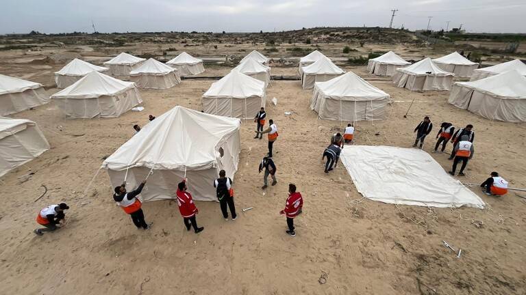 بتوجيه من السيسي... مصر تقيم مخيمات ضخمة للفلسطينيين