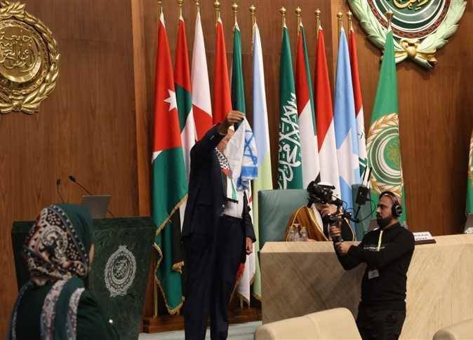 بالفيديو - نائب أردني يحرق علم "إسرائيل" في قاعة الجامعة العربية