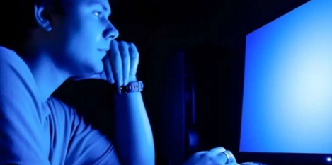 مخاطر الضوء الأزرق على البشرة