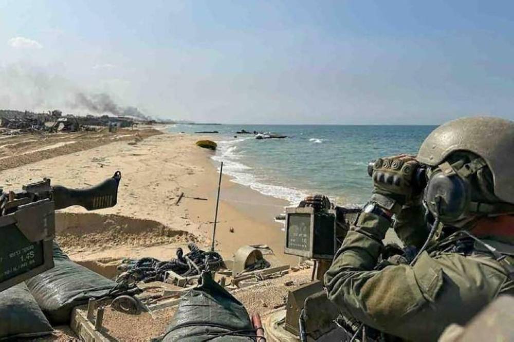 زوارق الإحتلال تقصف ساحل غزة.. وغارات على خان يونس