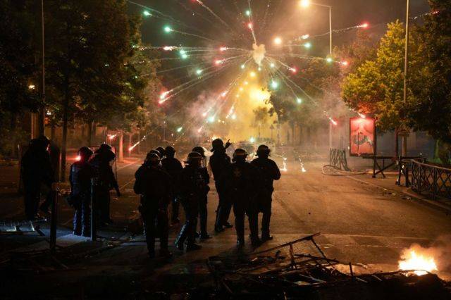 فرنسا تستفيق على كارثة في شوارعها بعد ليلة صاخبة من الإحتجاجات