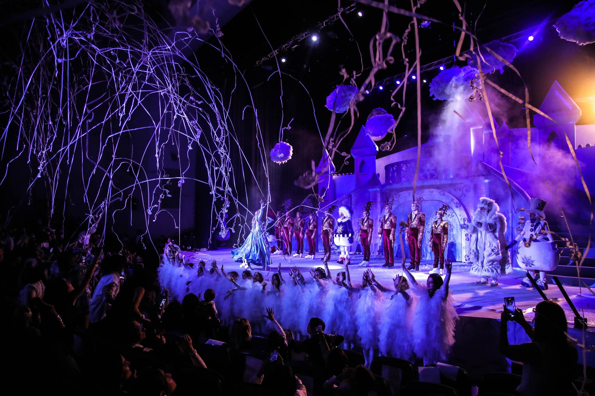 Christmas On Ice: تركت "قصة إميلي فروست" المشاهدين مذهولين مع تحطيمها الرّقم القياسيّ!