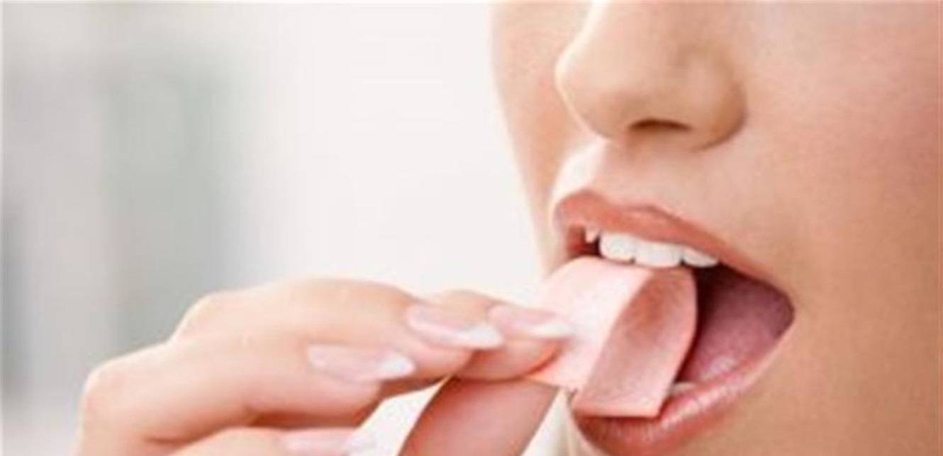 اليكم أضرار مضغ العلكة أكثر من ثلاث دقائق!