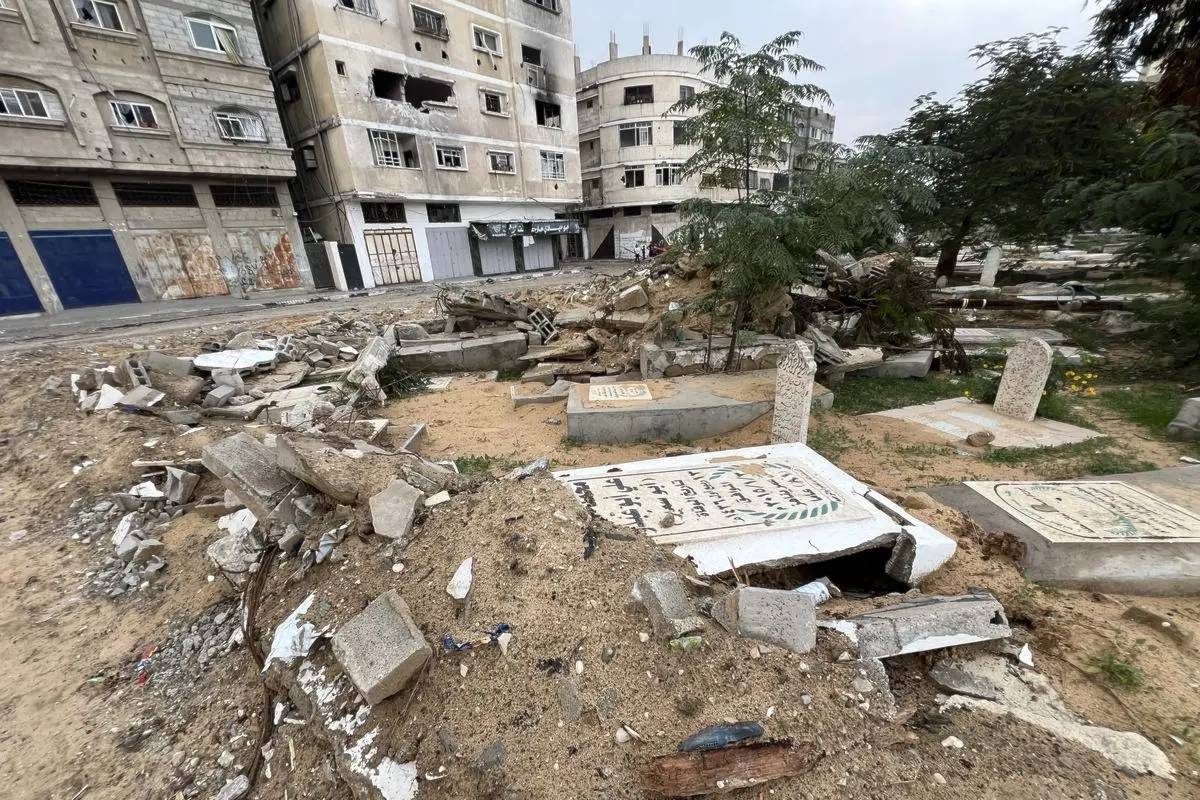 رئيس المرصد الأورومتوسطي: الاحتلال اعتدى على 12 مقبرة في غزة