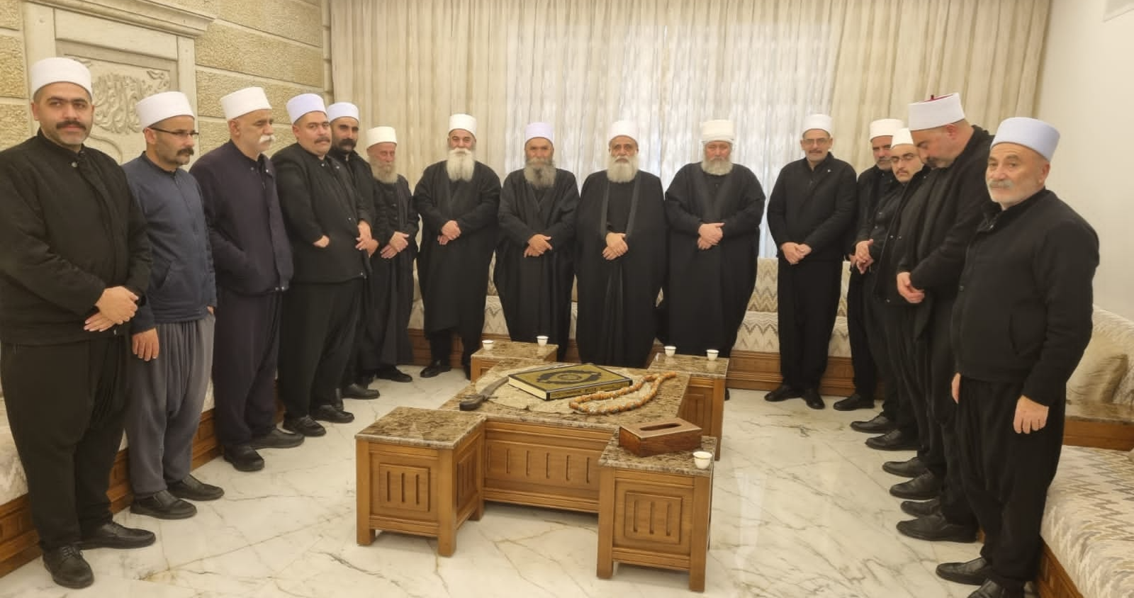 استقبل وفداً من مشايخ سوريا
أبي المنى أوفد ممثلين
لتعزية أركان السفارة الإيرانيّة