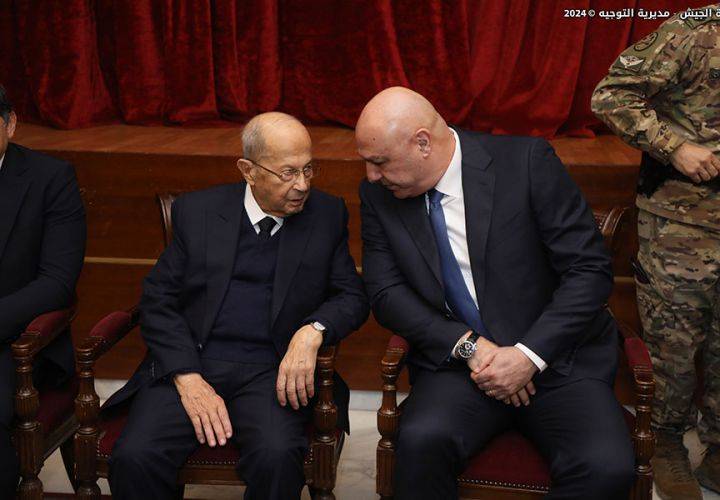 قائد الجيش يواصل تقبّل التعازي بوفاة والدته