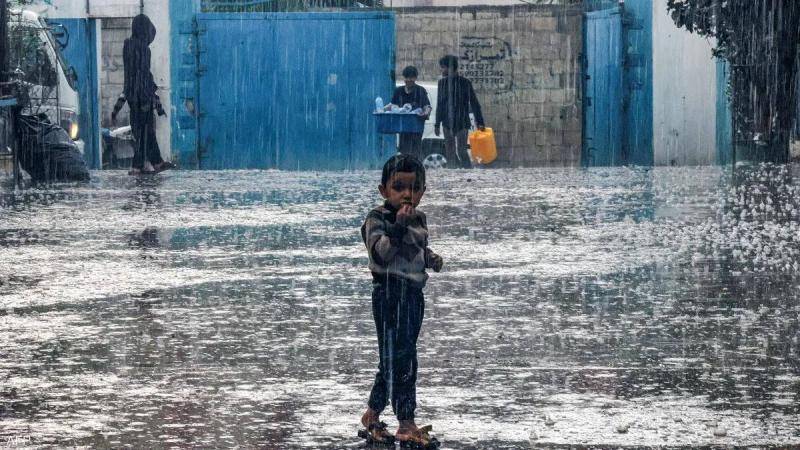 مياه الأمطار تفاقم معاناة سكان مخيم جباليا