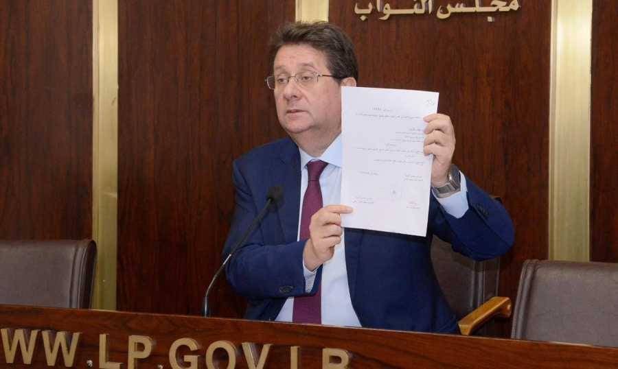 كنعان تسلّم من وزير المال
لائحة بالسلفات والهبات