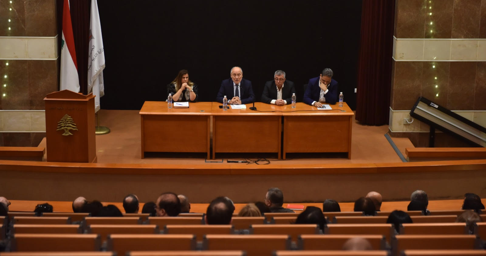 الحلبي ترأس اجتماعاً إدارياً تربوياً موسّعاً:
أرفض الكلام عن وجود مافيات في الوزارة
