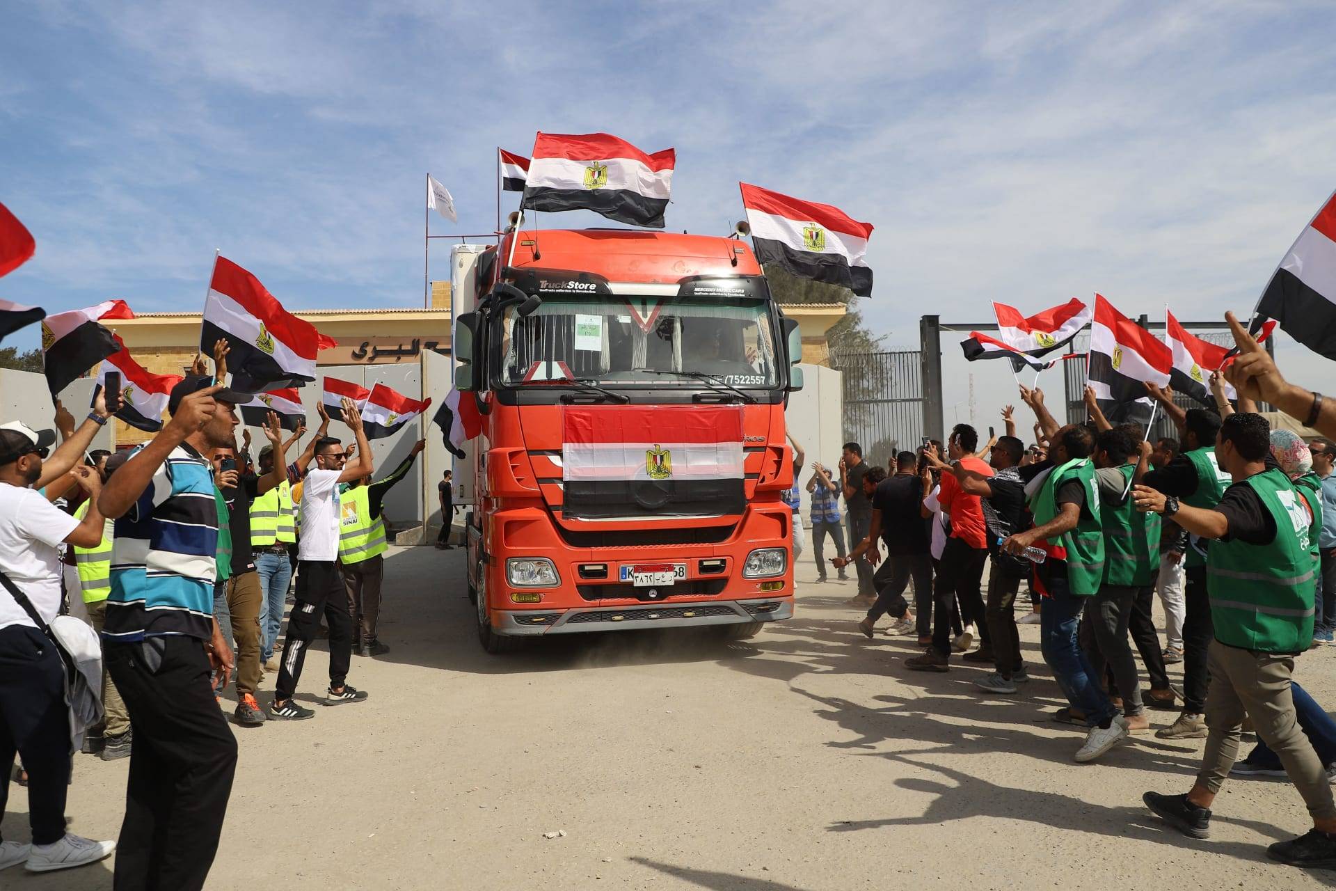 بعد أن حمّلها العدو مسؤولية منع دخول المساعدات الى غزّة... مصر تنفي وترد: مزاعم وأكاذيب!
