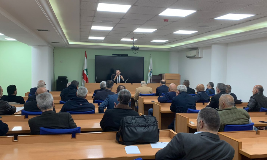 الحاج حسن عرض مع التجار
والمصدّرين الرزنامة الزراعية