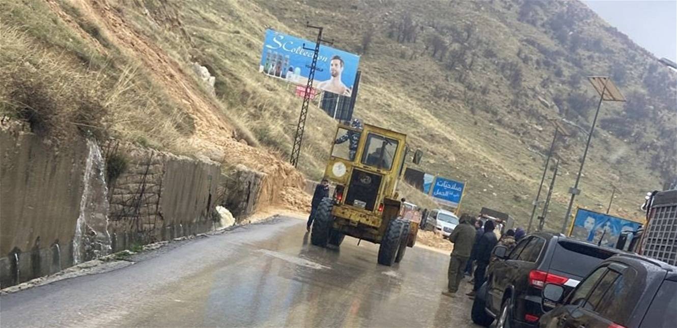 منع مرور الشاحنات على طريق ضهر البيدر "منعاً باتاً" إلى حين التأكد من سلامتها