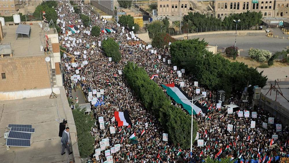 تظاهرات مليونية في اليمن... استهداف سفينة اميركية في خليج عدن