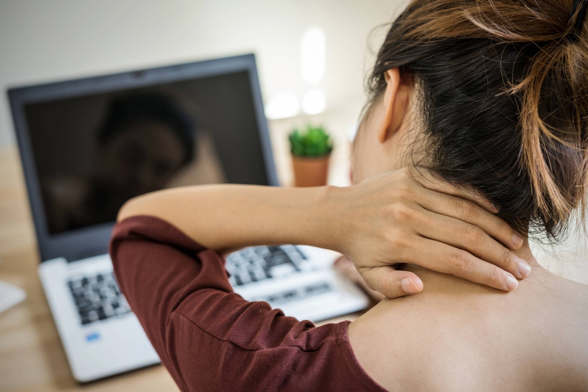 تقييم بيئة العمل في المكاتب: الأثر على صحة الرقبة والظهر