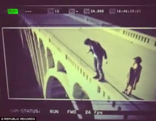  هل ينتحر إنريكي إيغلاسياس من أجل تلك المرأة الجميلة ؟ 