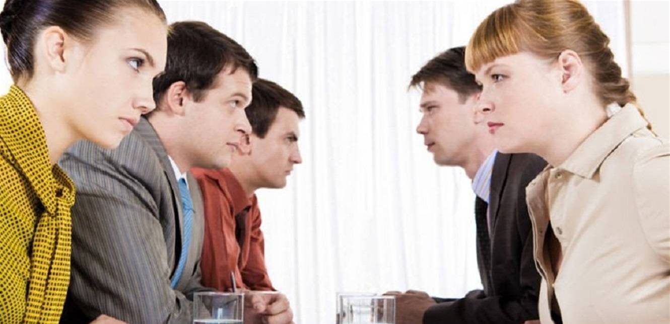 استمرار النظر في عيون الآخرين.. على ماذا يدل؟