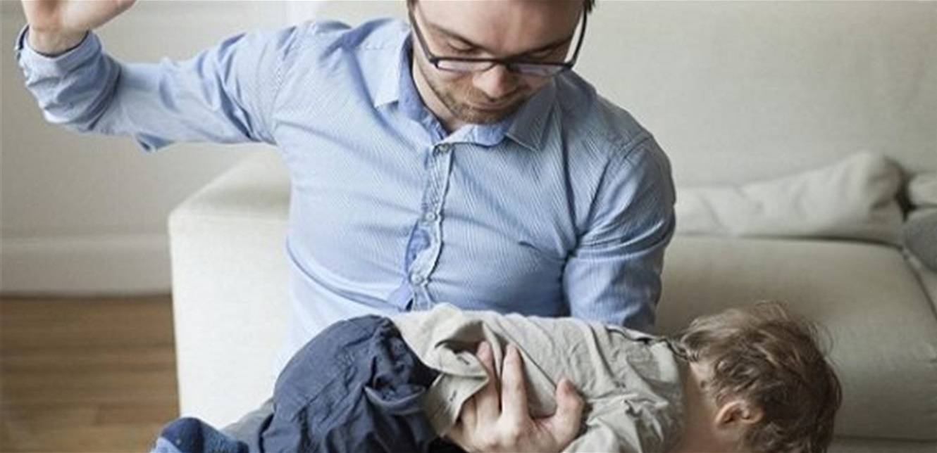 تعرف على البدائل الصحيحة... كيف تعاقب طفلك دون اللجوء للضرب؟