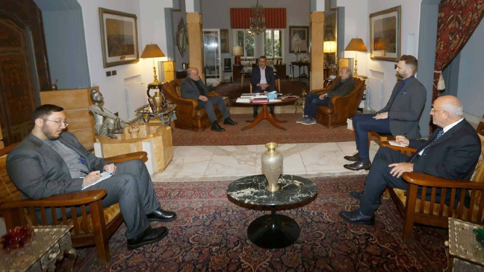 جنبلاط يرمي "قنابل دخانيّة"... قراءة استباقيّة لما بعد حرب غزة
"الاشتراكي" لم يسقط "الفيتو" على انتخاب فرنجية... الرهان على المتغيّرات