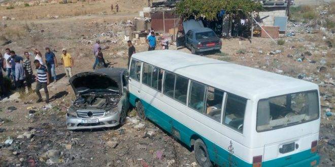 جرحى بحادث سير بين باص مدرسي وسيارة